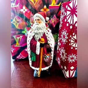 NWT Traditions Santa figurine in cloak ￼​​
